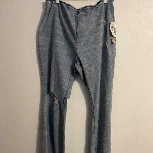 Tinseltown distressed Light wash Hi-rise Flare pull-up jeans, size 20W - Picture 1 of 4